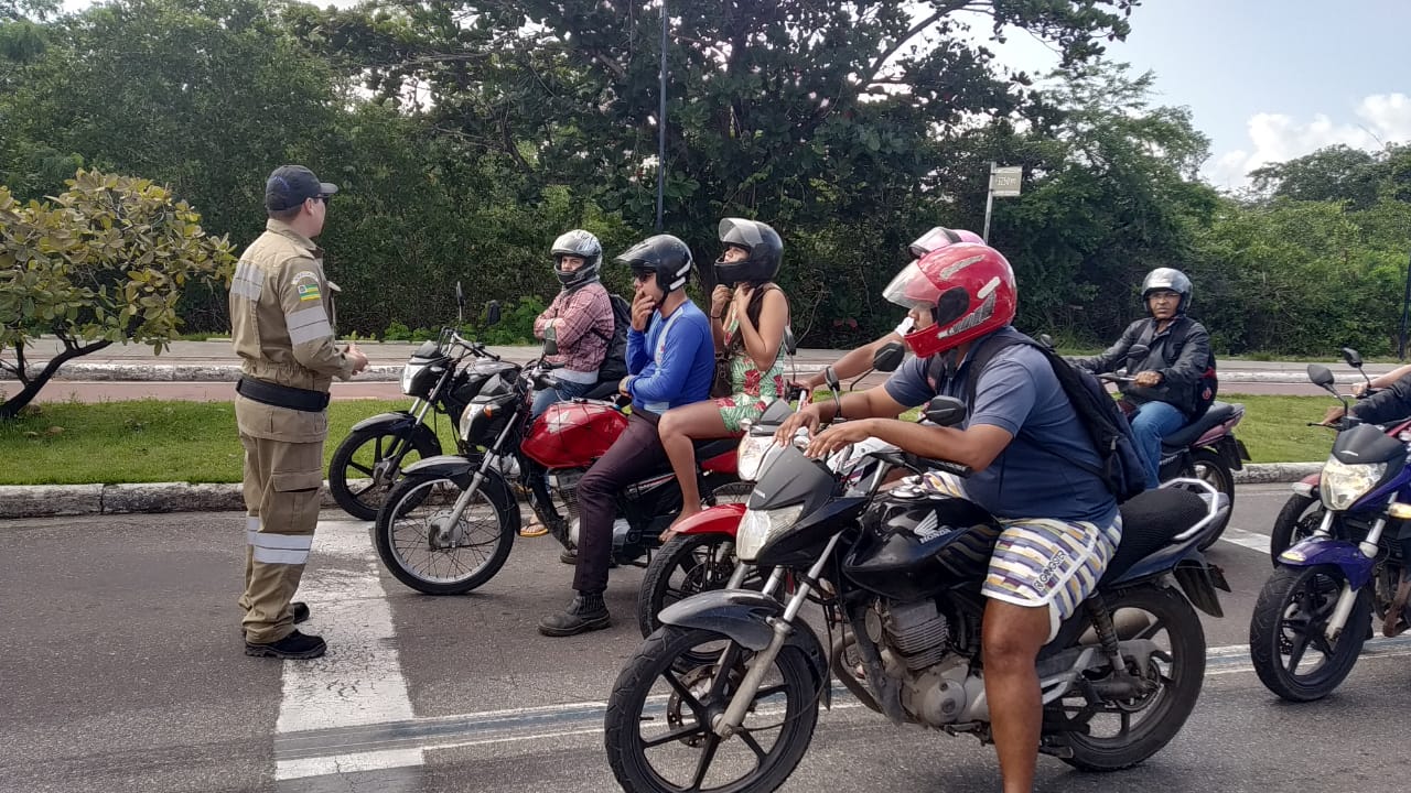 SMTT realiza ação educativa na avenida Beira Mar - SMTT Aracaju